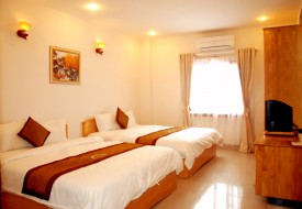 Không gian phòng đôi của khách sạn hồng tươi