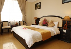 Không gian phòng đơn của khách sạn hồng tươi