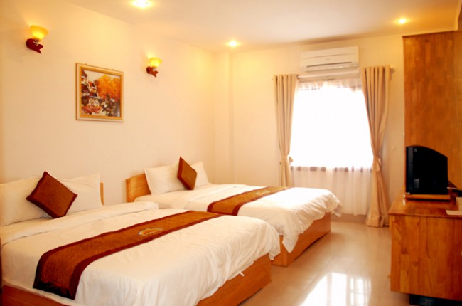 Không gian phòng đôi của khách sạn hồng tươi