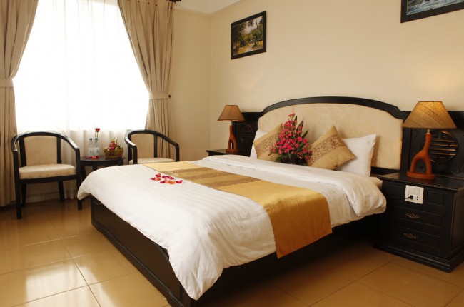 Không gian phòng đơn của khách sạn hồng tươi